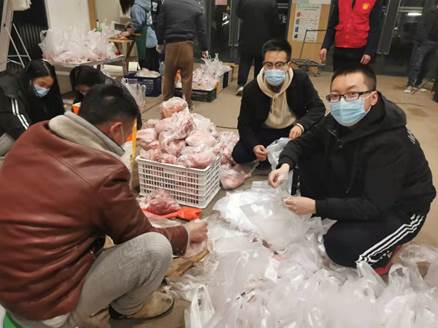 图片包含 人, 桌子, 男人, 食物
描述已自动生成